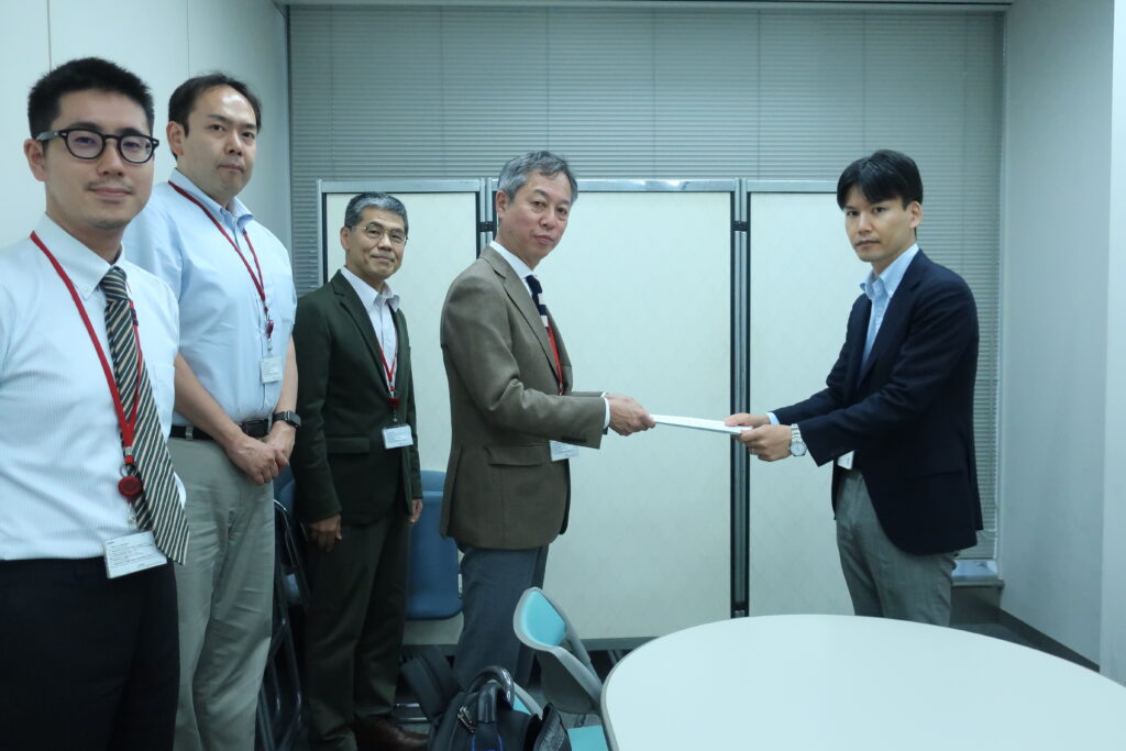 中央選管に要請書を手渡す(写真右2人目から)石川氏と鈴木、山添、藤原の各氏