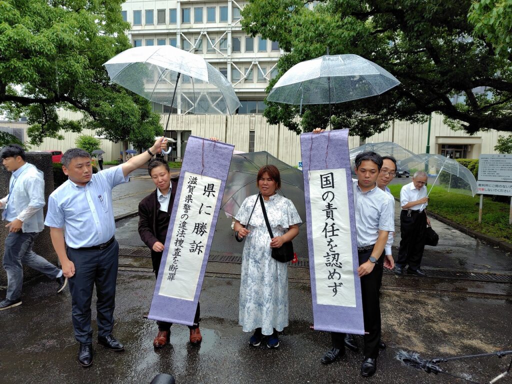 判決を受けて支援者が集まる裁判所の門前でお礼を述べる西山美香さん（2025年7月17日 大津地裁前）